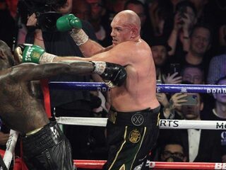 Tyson Fury vernietigt Deontay Wilder in kampioenswedstrijd