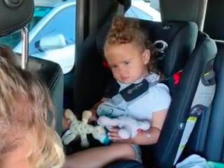 Dochtertje (1) Gregory en Rose Bertram gaat los op kleuterhit 'Baby Shark'