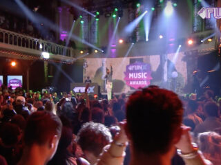 F1rstman krijgt iedereen aan het dansen op de FunX Music Awards