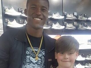 Jongetje (11) wordt door Wijnaldum verblijd met nieuwe voetbalschoenen