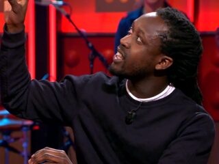 Akwasi doet prachtige spoken word bij De Wereld Draait Door