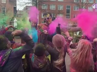 VIDEO: Morad & Shay regenboog gekleurd met Holi Phagwa