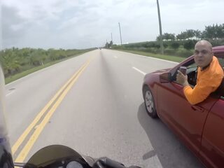 VIDEO: automobilist en motorrijder vechten levensgevaarlijke ruzie uit op snelweg