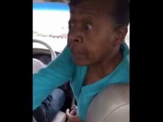 VIDEO: Oma bedreigt kleinzoon met een mes