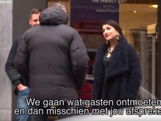 VIDEO: Hoe 'golddiggers' met gemak rijke mannen om hun vingers winden