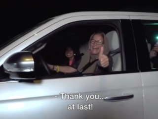 Saudische vrouwen mogen eindelijk autorijden en krijgen bloemetje van agenten