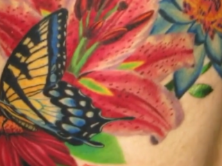 Cardi B is een kleurrijke nieuwe tatoeage rijker waar tientallen uren aan is gewerkt