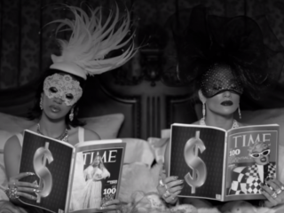 J.Lo, Cardi B en DJ Khaled leven een extreem luxe leven in video van 'Dinero'