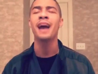 Deze zingende dokter in uniform laat je hart sneller kloppen