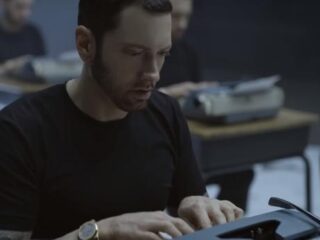 Eminem brengt clip Walk On Water uit