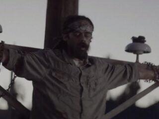 Damian Marley vastgeketend aan kruis in 'Nail Pon Cross' clip