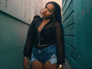 VIDEO: Stefflon Don probeert ontvoerde moeder te redden in '16 Shots'