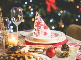 8 irritante situaties waar je tijdens het kerstdiner sowieso in terechtkomt