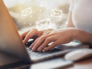 Roxana is ontslagen nadat de baas haar werkmail checkte, maar mag dat wel?