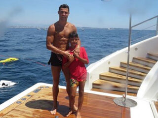 Cristiano Ronaldo viert vakantie met verloofde en zoontje op luxe jacht