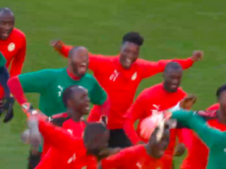 Senegalees elftal bereidt zich zingend en dansend voor op WK-wedstrijd