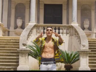 Boef trakteert fan op een vakantie