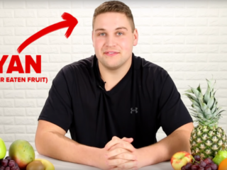 Deze man eet voor het eerst fruit in zijn leven