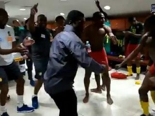 Seedorf en Kluivert vieren dansend en zingend dat Kameroen naar Afrika Cup gaat