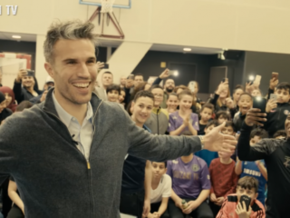 Robin van Persie verrast Touzani School: "Ik kreeg tranen in mijn ogen"