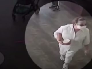 Vrouw doet mondkapje af en hoest expres op baby