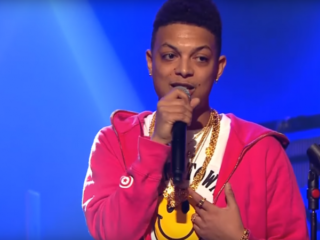 Zenuwachtige Ronnie Flex herpakt zich na valse start tijdens optreden