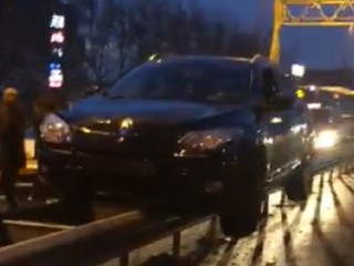 Hoe dan: Taxichauffeur komt op vangrail terecht met auto