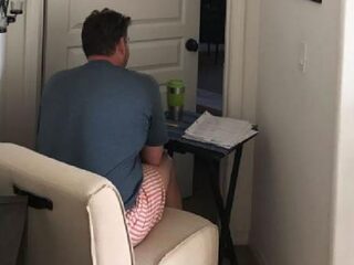 Ontroerende foto toont hoe echtgenoot dichtbij zijn vrouw blijft tijdens bestralingen