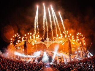 VIDEO: Vuurwerk ontploft midden in publiek muziekfestival