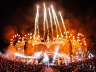 VIDEO: Vuurwerk ontploft midden in publiek muziekfestival