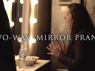 VIDEO: Man valt angstaanjagende non aan tijdens horrorprank