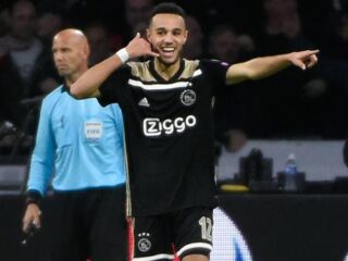 Mazraoui eert moeder na winnende doelpunt Ajax