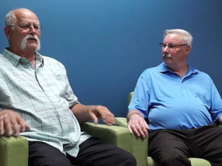 Man splitst jackpot met vriend vanwege belofte van bijna 30 jaar geleden