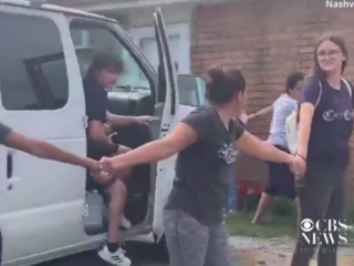 Menselijke ketting voorkomt arrestatie van immigranten door vreemdelingenpolitie