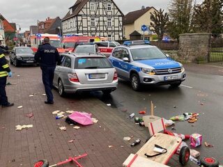 Meerdere gewonden door auto die inrijdt op carnavalsoptocht in Duitsland