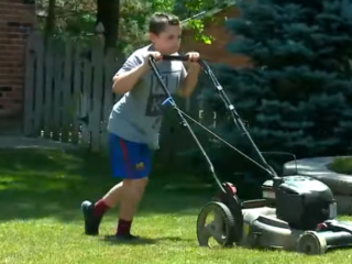 11-jarige maait gras om geld in te zamelen voor Black Lives Matter-beweging