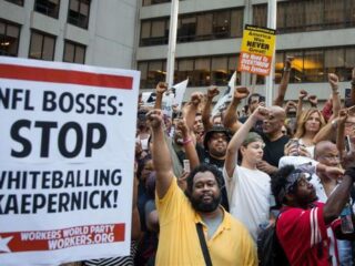 Fans van American footballspeler Kaepernick protesteren tegen NFL: ''Geef hem een baan!''