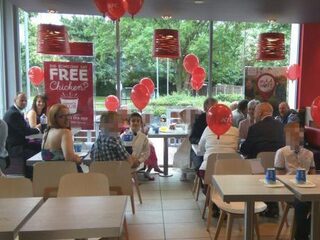 Koppel viert bruiloft bij kiprestaurant