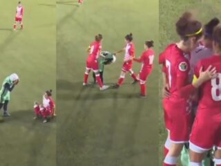 Voetbalsters helpen tegenstander wanneer haar hijab afvalt