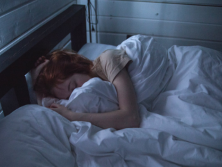 10 tips om tijdens deze hitte wél fatsoenlijk te slapen