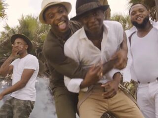 CLIP: Broederliefde in Afrika in 'Jungle' videoclip