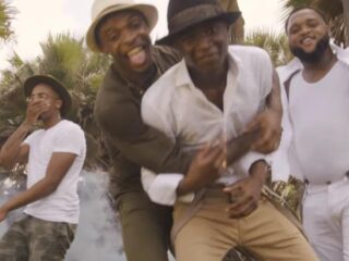 CLIP: Broederliefde in Afrika in 'Jungle' videoclip