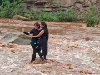 Meisjes vast op levensgevaarlijke rivier in India door het maken van selfies