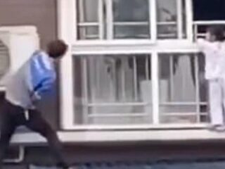 Chinese onderhoudsmonteur redt kind (5) dat aan raam van flat hangt