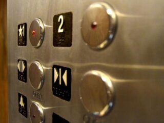 Chinees-Nederlandse Cindy (24) mishandeld in lift na 'klagen' over racistisch carnavalslied