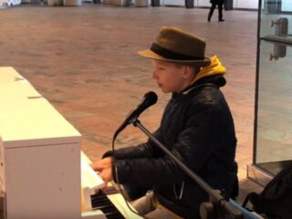 Jongen (12) haalt ruim €60.000 op door in één dag op alle stationspiano's te spelen