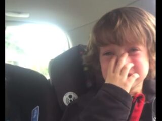 VIDEO: Jongetje in tranen omdat wij de aarde kapot maken