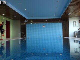 VIDEO: Touzani daagt Castaignos uit voor zwembadchallenge