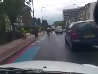 VIDEO: Londense taxichauffeur achtervolgt man die fietser aanrijdt