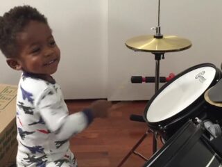 Cute! Dit jongetje (1) is nu al een echt drumtalent